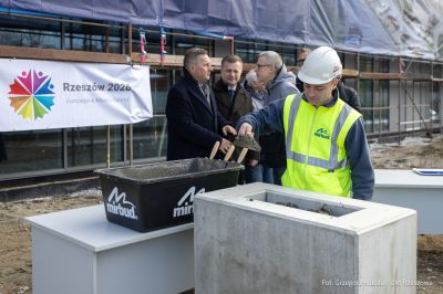 zdjęcie z uroczystego wmurowania symbolicznego kamienia węgielnego na terenie budowy Podkarpackiego Centrum Lekkiej Atletyki w Rzeszowie, fot. Grzegorz Bukała, Urząd Miasta Rzeszowa